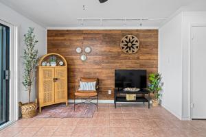 una sala de estar con una pared de madera en The BS Lake House, en Rockport