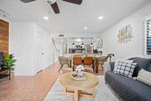 una sala de estar con un sofá y una mesa en The BS Lake House, en Rockport