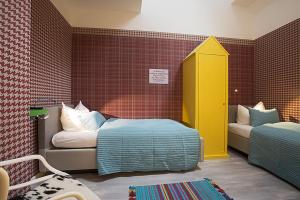 ein Schlafzimmer mit einem Bett und einer gelben Tür in der Unterkunft Residenz am Balmer See - BS 66 mit Wellnessbereich in Balm