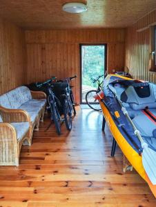 ein Zimmer mit einem Kajak und zwei Fahrrädern darin in der Unterkunft Dom na Kaszubach Lektura in Fingrowa Huta