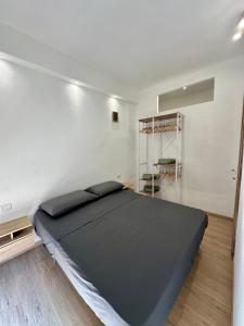 1 dormitorio con 1 cama grande en una habitación en F&F Appartments, en Iglesias