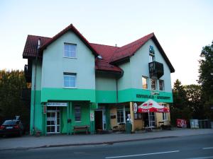 a building on the side of a street at Waldi Pokoje Gościne z aneksem in Karpacz