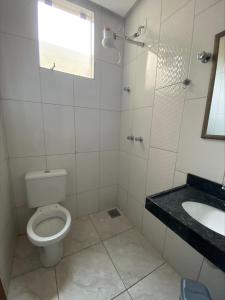 a bathroom with a toilet and a sink at Pousada Elita in Divinópolis