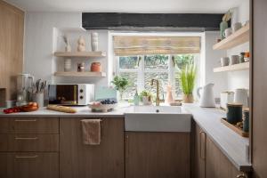cocina con fregadero y ventana en Stow Newly Remodeled Scandi Chic en Stow on the Wold