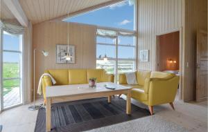ロンストラップにあるAwesome Home In Lkken With 4 Bedrooms, Sauna And Wifiのリビングルーム(ソファ、テーブル、椅子付)
