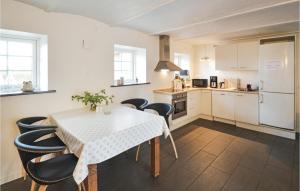 cocina con mesa y sillas en Awesome Apartment In Ribe With 1 Bedrooms And Wifi, en Ribe