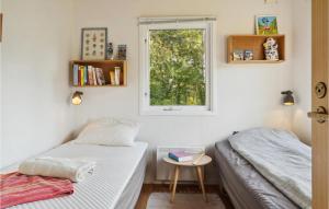 um quarto com 2 camas e uma janela em Awesome Home In Nysted With Kitchen em Nysted