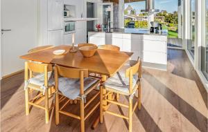 cocina con mesa de comedor de madera y sillas en Amazing Home In Augustenborg With Sauna en Asserballeskov