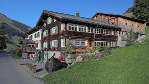 uma casa no lado de uma colina em Gasthaus Bellawiese em Sankt Antönien