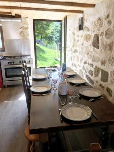 萊代塞爾的住宿－Grande demeure familiale，一张木桌,上面放有盘子和酒杯