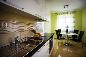 Kuchyň nebo kuchyňský kout v ubytování Rogoznica Apartments Kristina