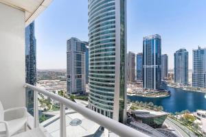 - une vue sur les toits de la ville depuis un bâtiment dans l'établissement StoneTree - Studio with Amazing View in JLT, à Dubaï
