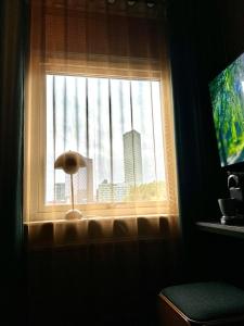 una finestra con una lampada seduta di fronte ad essa di Spar Hotel Gårda a Göteborg