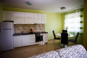 Kuchyň nebo kuchyňský kout v ubytování Rogoznica Apartments Kristina