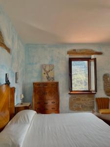 ein Schlafzimmer mit einem weißen Bett und einem Fenster in der Unterkunft Agriturismo Piano di Andrea in Ostigliano