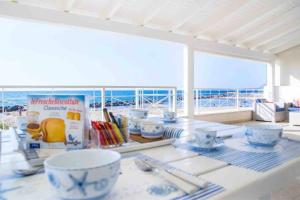 een tafel met uitzicht op de oceaan op een strand bij 4 bedrooms apartement at Piano di Trappeto 10 m away from the beach with sea view furnished terrace and wifi in Trappeto