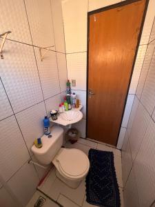 La petite salle de bains est pourvue de toilettes et d'un lavabo. dans l'établissement Encanto do litoral, à Parnaíba