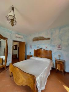 1 dormitorio con 1 cama en una habitación con paredes azules en Agriturismo Piano di Andrea, en Ostigliano