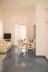 トラッペートにある3 bedrooms apartement at Piano di Trappeto 1 m away from the beach with sea view furnished terrace and wifiのリビングルーム(テーブル、ソファ付)