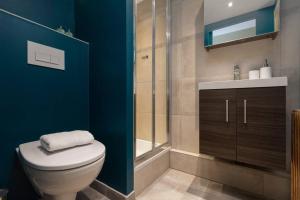 ein Badezimmer mit Toilette und Glasdusche in der Unterkunft Modern apartment with the best Mont Blanc view! in Chamonix-Mont-Blanc