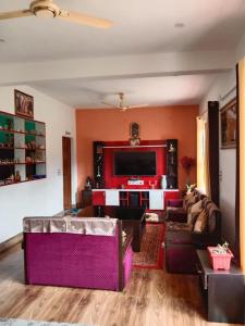 sala de estar con muebles y TV de pantalla plana. en Villotale Khadait SH en Badīyārgaon