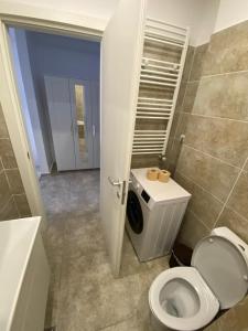 a bathroom with a toilet and a sink at Relax Studio Militari Residence Sector 6 in Roşu
