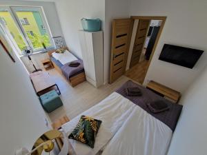 een slaapkamer met een bed en een televisie bij YourSecondFlat Sobieski Apartment in Dębica