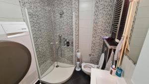 Bilik mandi di Sarajevo City Deluxe Apartment +10 gambar