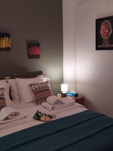 een slaapkamer met een bed met handdoeken erop bij ISLAND TIME in Chios