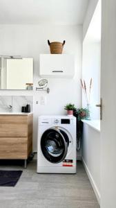una lavadora y secadora en una cocina con fregadero en Chez Clément et Mathilde - Rdc Hyper centre tout équipé - avec extérieur, en Saint-Amand-les-Eaux