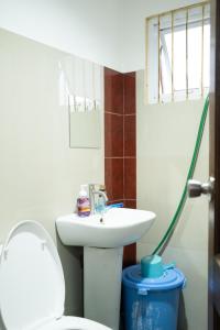 uma casa de banho com um lavatório e um WC em The Greens Home & Garden - ENTIRE 3RD FLOOR em Baguio
