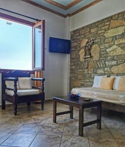 - un salon avec un canapé et une table dans l'établissement Pantheon Apartments & Studios, à Marathokampos