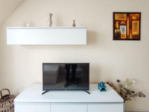 Μια τηλεόραση ή/και κέντρο ψυχαγωγίας στο Beachfront Panoramic Flat @ South Bay residence