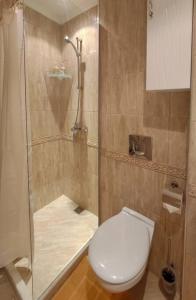 La salle de bains est pourvue d'une douche et de toilettes. dans l'établissement Beachfront Panoramic Flat @ South Bay residence, à Varna