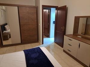 Postel nebo postele na pokoji v ubytování Madinaty 4 + 1 fotografie
