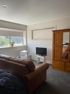 TV a/nebo společenská místnost v ubytování Surfcoast Equine Apartment