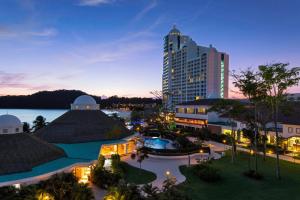 una vista de la ciudad por la noche con un edificio alto en The Westin Playa Bonita Panama, en Playa Bonita Village