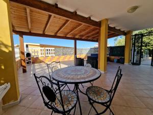 patio con mesa y sillas en el balcón en Casa Flavia, en Nebida
