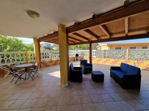 patio z niebieskimi krzesłami i stołem na patio w obiekcie Casa Flavia w mieście Nebida