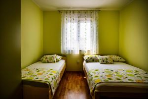 Postel nebo postele na pokoji v ubytování Rogoznica Apartments Kristina