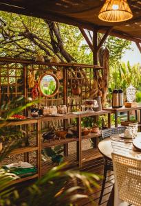 una habitación llena de estanterías de madera en Pousada Moana en Fernando de Noronha