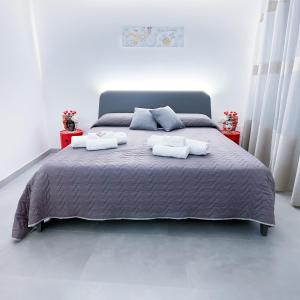 1 dormitorio con 1 cama grande y 2 toallas. en Al Centro Storico, en Caltagirone