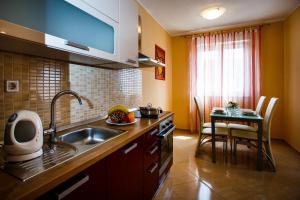 Kuchyň nebo kuchyňský kout v ubytování Rogoznica Apartments Kristina