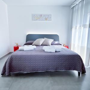 a bedroom with a bed with two towels on it at Al Centro Storico in Caltagirone