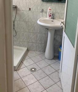 Kylpyhuone majoituspaikassa Centre Hostel Sarande