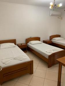 Posteľ alebo postele v izbe v ubytovaní Centre Hostel Sarande