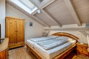 1 dormitorio con 1 cama grande y cabecero de madera en Wohnung 5 Galeriewohnung, en Stockelsdorf
