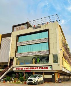 budynek z samochodem zaparkowanym przed nim w obiekcie Hotel The Grand Piano - Best Business Hotel in Patan w mieście Pātan