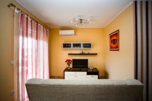 TV a/nebo společenská místnost v ubytování Rogoznica Apartments Kristina