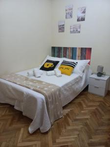 a bedroom with a bed with yellow and black pillows at CASA ESQUILAS in Ávila